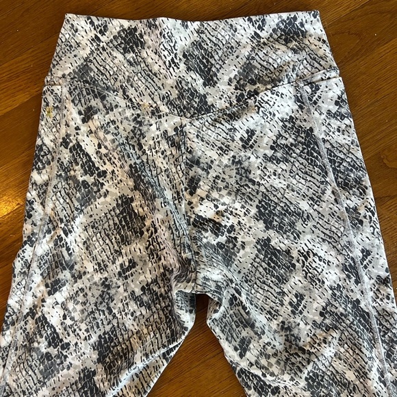 PINK Victoria’s Secret, snakeskin, pattern, leggings, size large very good cond - Picture 2 of 11